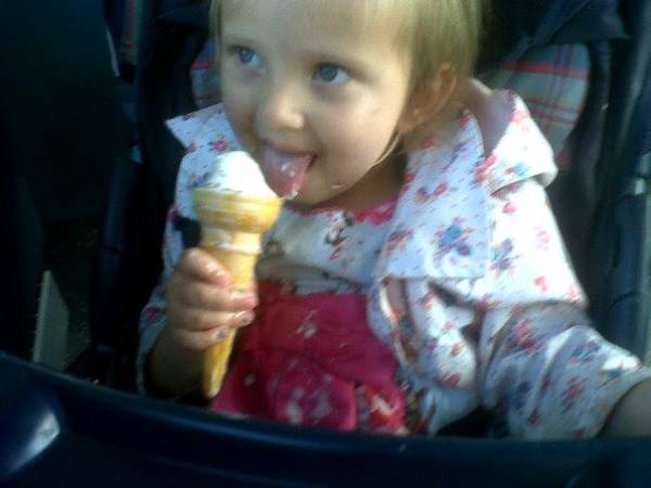 lillee eating icecream